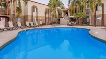 Cantera view of pool with relaxation area